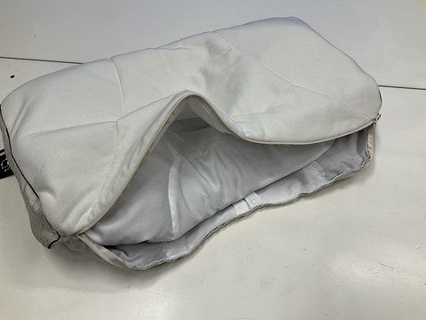 上部ファスナーをあけ、トップユニット